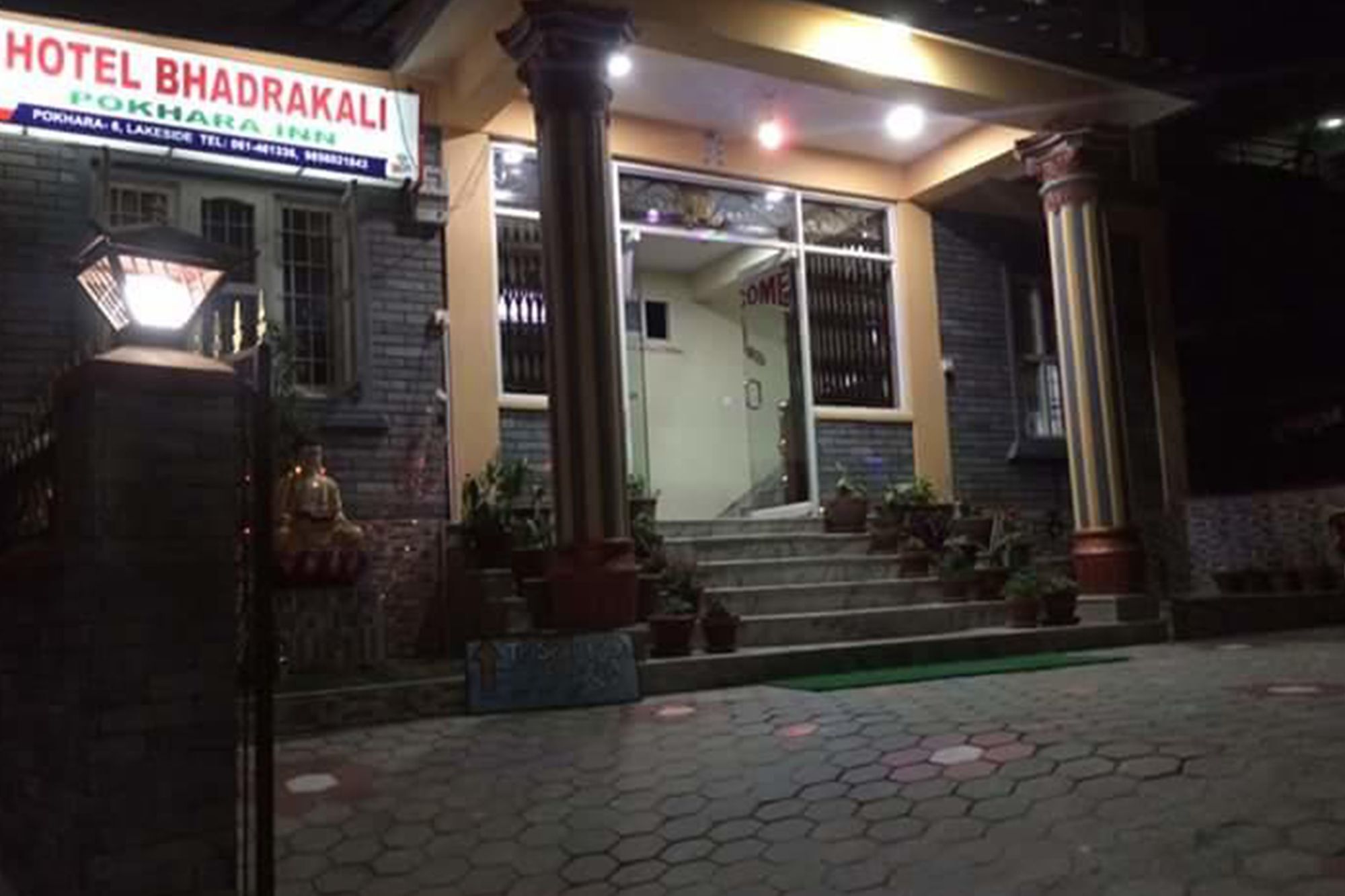 Hotel Bhadrakali Pokhara Inn Esterno foto